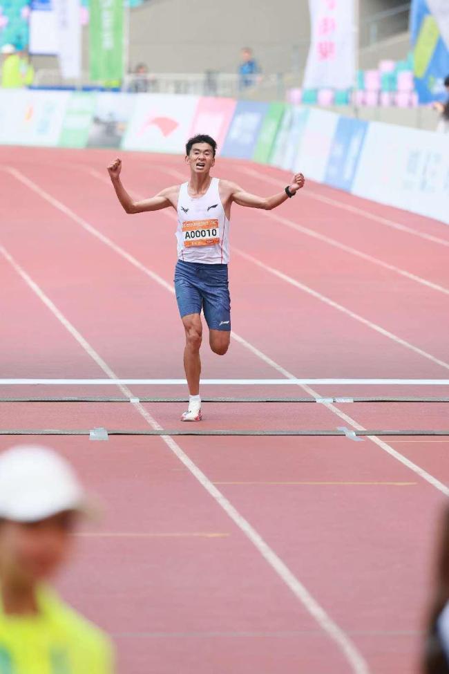 云南小伙获杭马中国选手第一